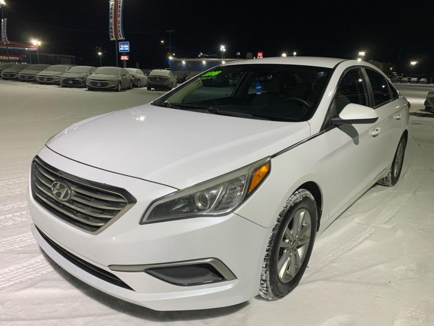 2016 WHITE HYUNDAI SONATA SE (5NPE24AFXGH) with an 2.4L engine, Automatic transmission, located at 2525 S. Cushman, Fairbanks, AK, 99701, (907) 452-5707, 64.824036, -147.712311 - Photo#1