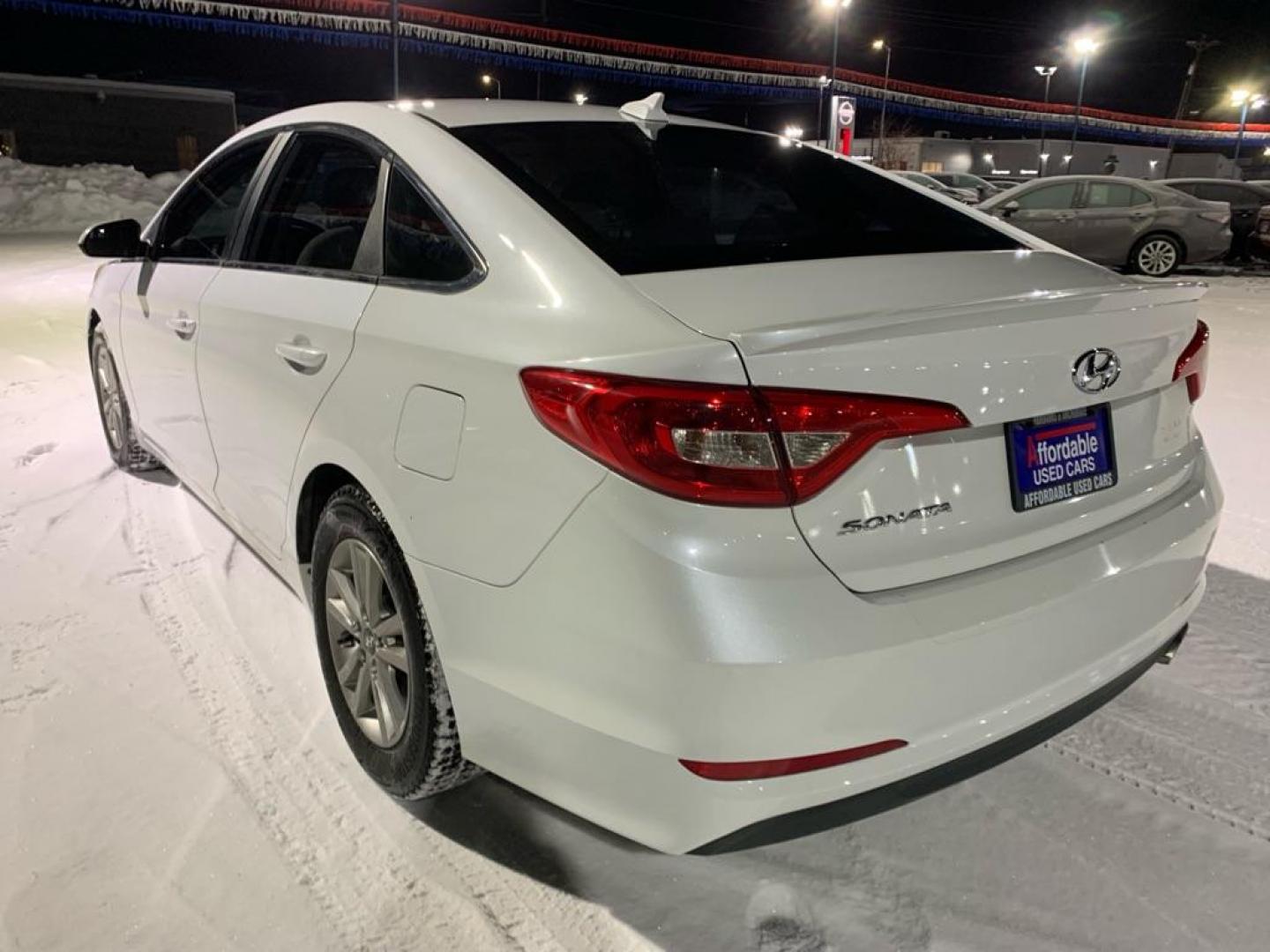 2016 WHITE HYUNDAI SONATA SE (5NPE24AFXGH) with an 2.4L engine, Automatic transmission, located at 2525 S. Cushman, Fairbanks, AK, 99701, (907) 452-5707, 64.824036, -147.712311 - Photo#2