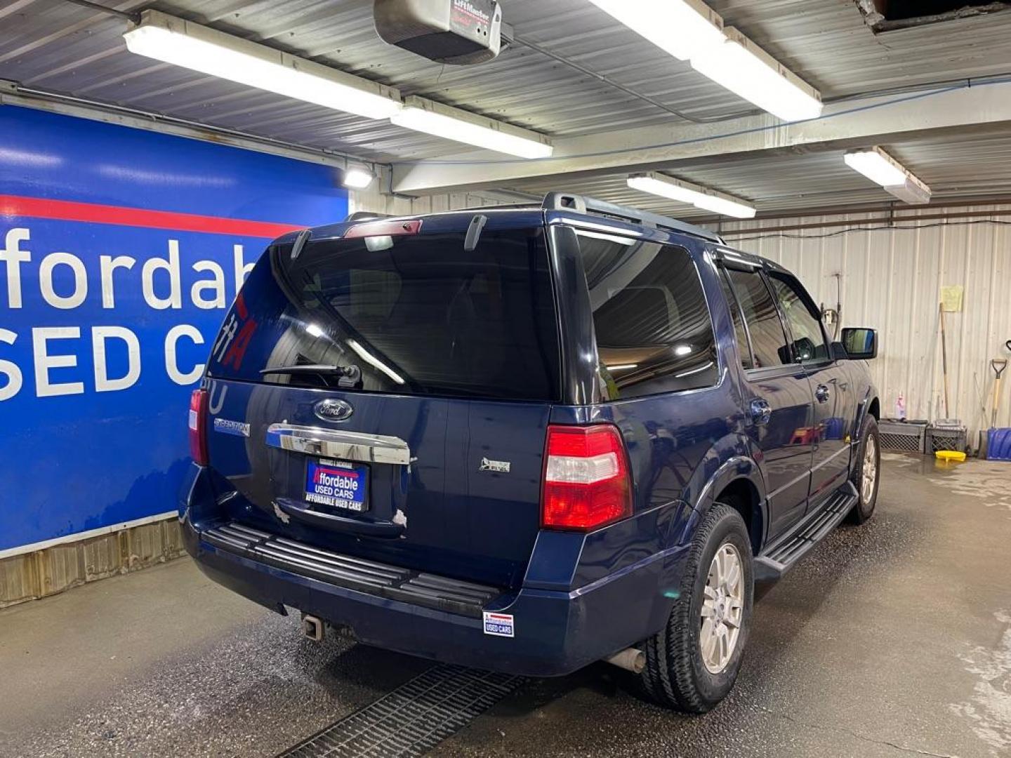 2009 BLUE FORD EXPEDITION XLT (1FMFU16539E) with an 5.4L engine, Automatic transmission, located at 2525 S. Cushman, Fairbanks, AK, 99701, (907) 452-5707, 64.824036, -147.712311 - Photo#2