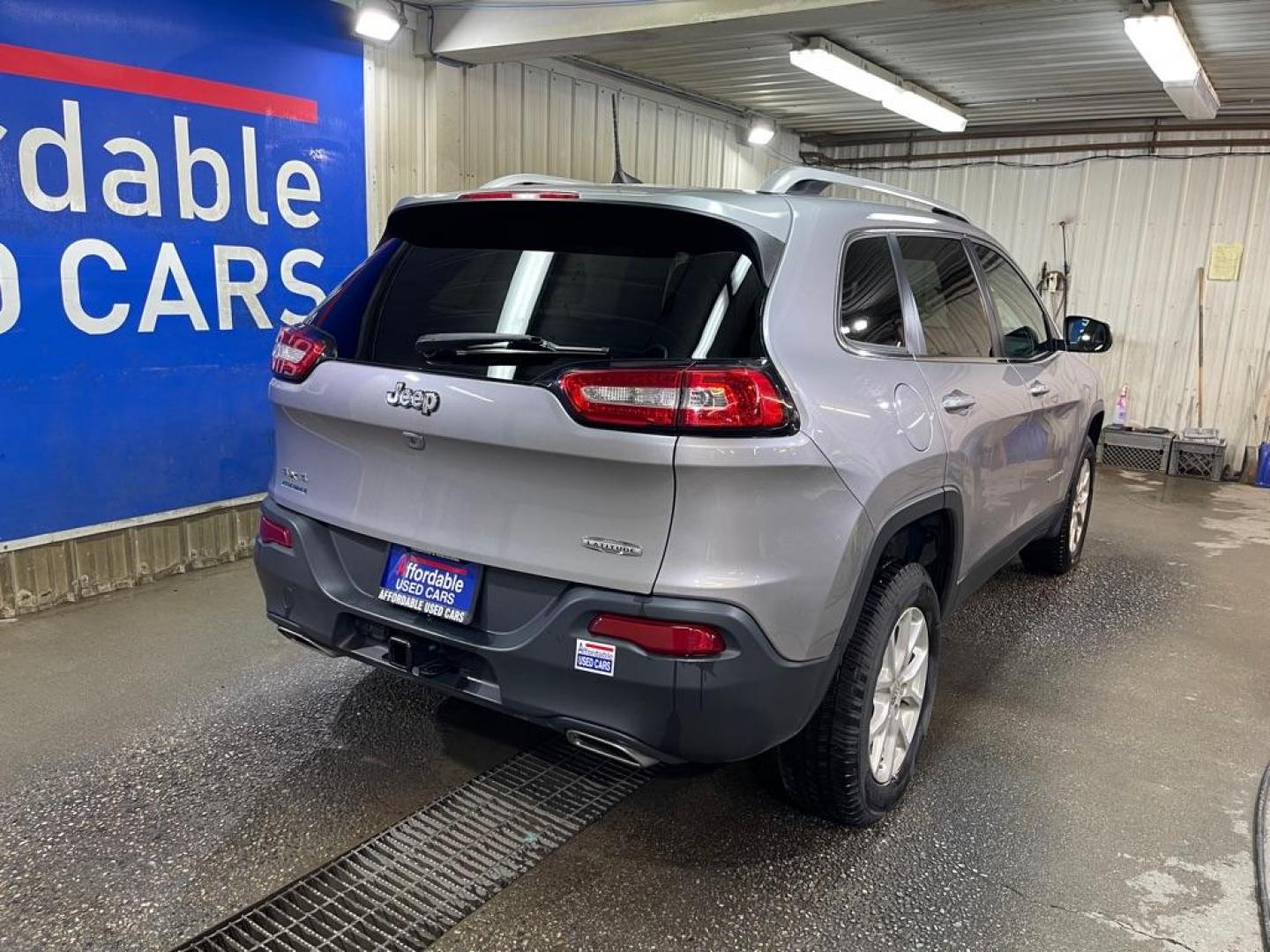 2018 SILVER JEEP CHEROKEE LATITUDE PLUS (1C4PJMLX7JD) with an 3.2L engine, Automatic transmission, located at 2525 S. Cushman, Fairbanks, AK, 99701, (907) 452-5707, 64.824036, -147.712311 - Photo#2