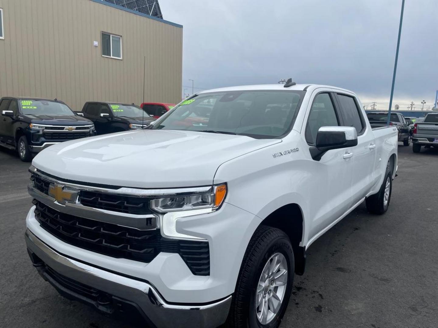 2023 WHITE CHEVROLET SILVERADO 1500 LT (1GCUDDED6PZ) with an 5.3L engine, Automatic transmission, located at 2525 S. Cushman, Fairbanks, AK, 99701, (907) 452-5707, 64.824036, -147.712311 - Photo#1