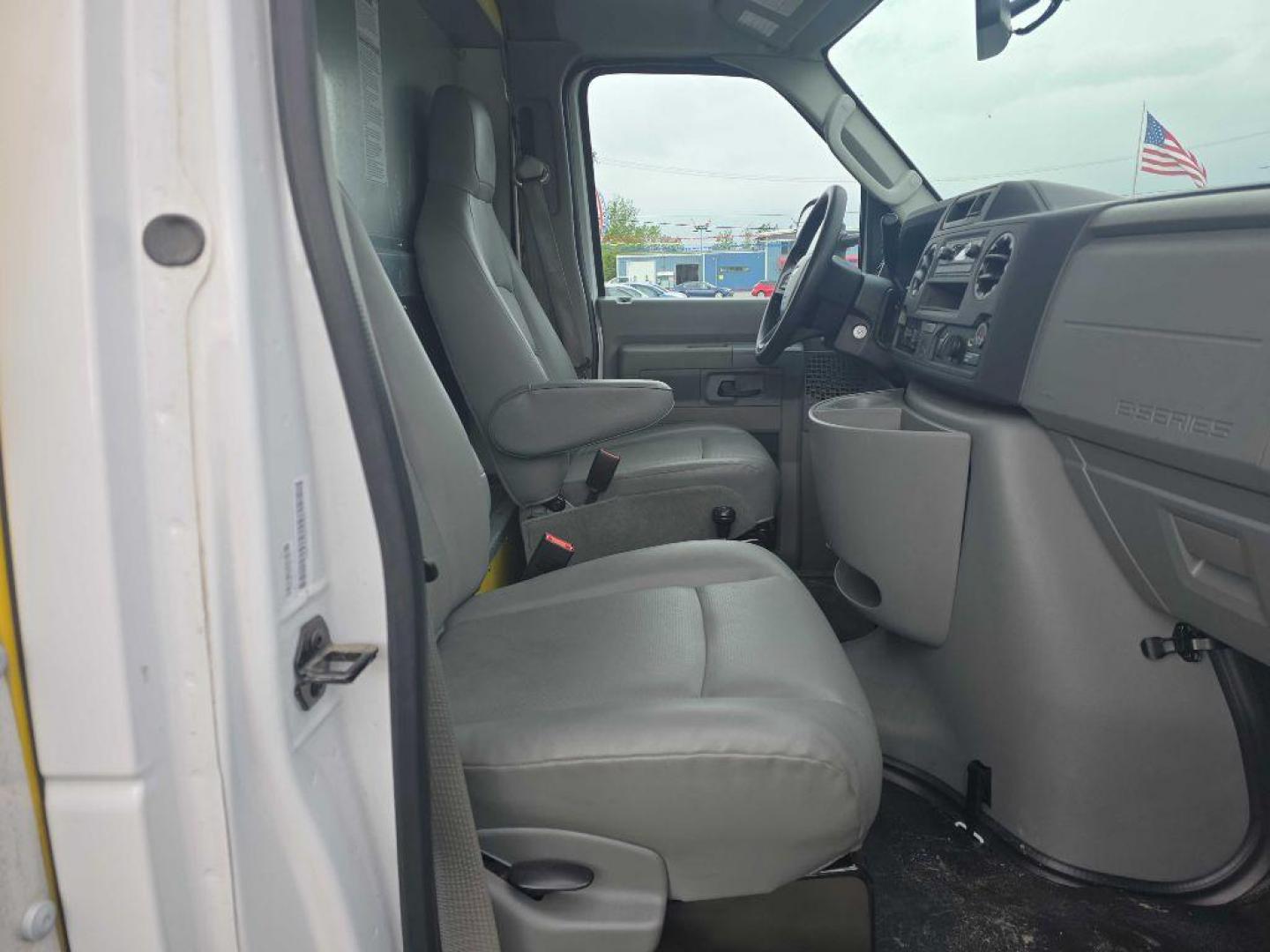 2022 YELLOW FORD ECONOLINE E350 SUPER DUTY CUTAWAY VAN (1FDWE3FK3ND) with an 7.3L engine, Automatic transmission, located at 2525 S. Cushman, Fairbanks, AK, 99701, (907) 452-5707, 64.824036, -147.712311 - Photo#6