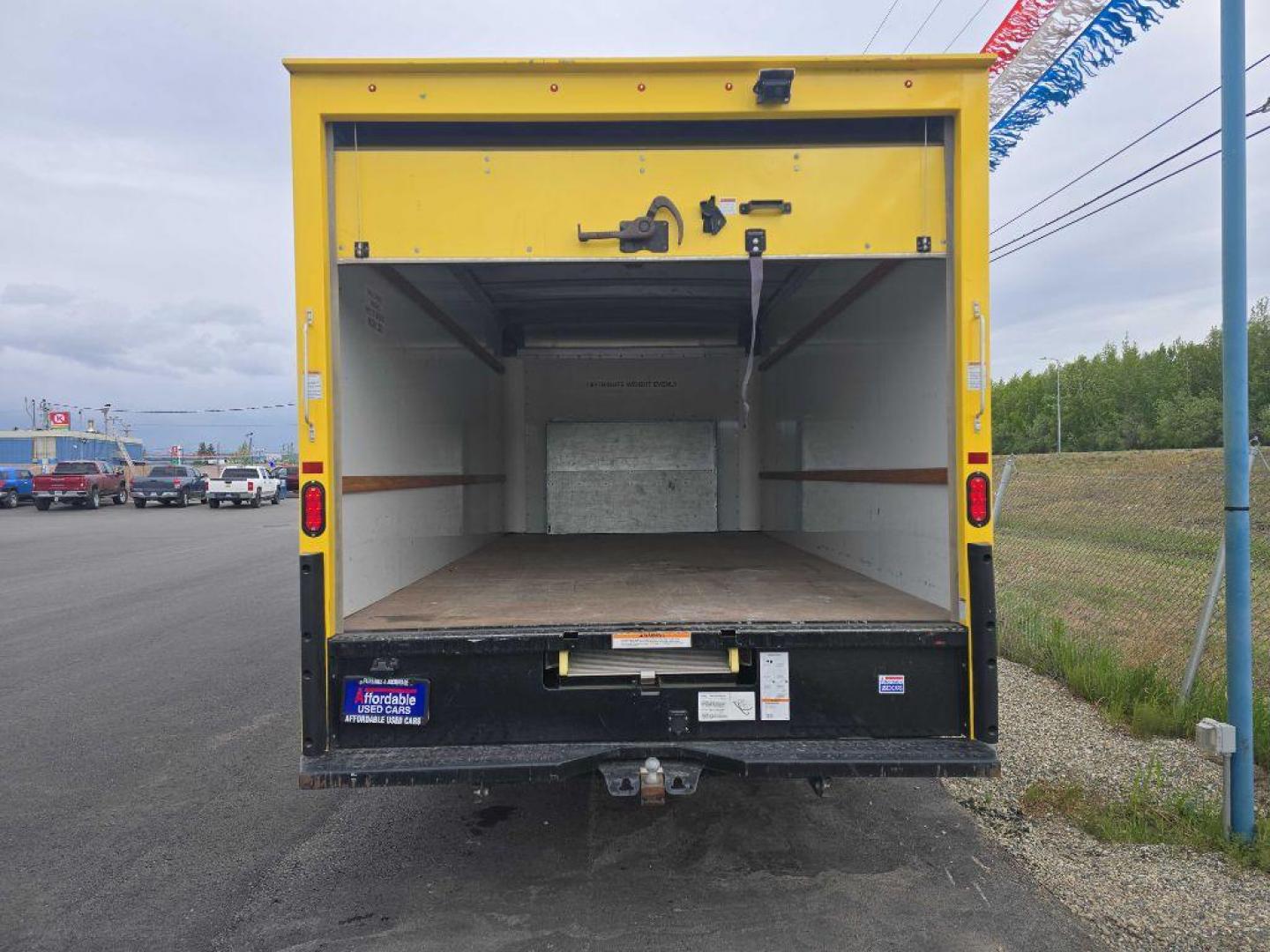 2022 YELLOW FORD ECONOLINE E350 SUPER DUTY CUTAWAY VAN (1FDWE3FK3ND) with an 7.3L engine, Automatic transmission, located at 2525 S. Cushman, Fairbanks, AK, 99701, (907) 452-5707, 64.824036, -147.712311 - Photo#7