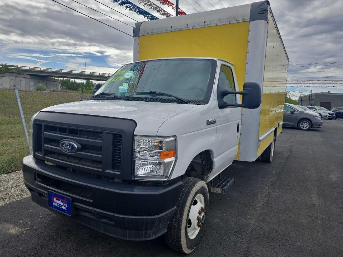 2022 YELLOW FORD ECONOLINE E350 SUPER DUTY CUTAWAY VAN (1FDWE3FK3ND) with an 7.3L engine, Automatic transmission, located at 2525 S. Cushman, Fairbanks, AK, 99701, (907) 452-5707, 64.824036, -147.712311 - Photo#9