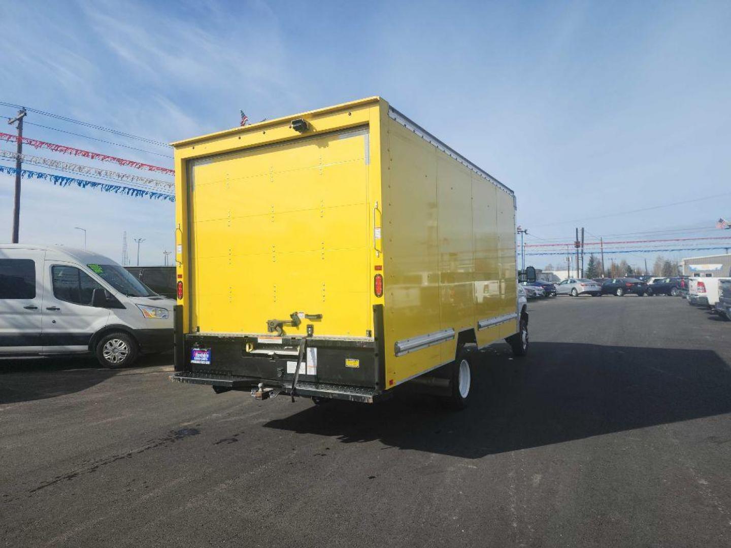 2022 YELLOW FORD ECONOLINE BOX E350 SUPER DUTY CUTAWAY VAN (1FDWE3FK3ND) with an 7.3L engine, Automatic transmission, located at 2525 S. Cushman, Fairbanks, AK, 99701, (907) 452-5707, 64.824036, -147.712311 - Photo#9