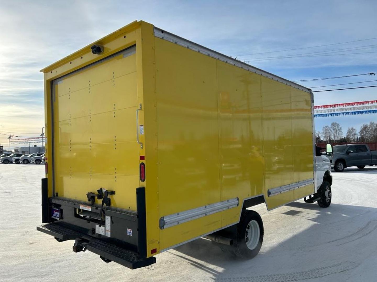 2022 YELLOW FORD ECONOLINE E350 SUPER DUTY CUTAWAY VAN (1FDWE3FK3ND) with an 7.3L engine, Automatic transmission, located at 2525 S. Cushman, Fairbanks, AK, 99701, (907) 452-5707, 64.824036, -147.712311 - Photo#2