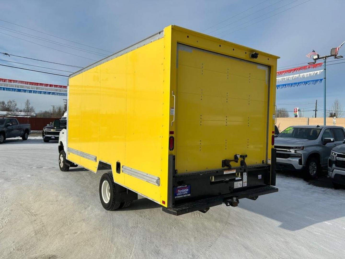 2022 YELLOW FORD ECONOLINE E350 SUPER DUTY CUTAWAY VAN (1FDWE3FK3ND) with an 7.3L engine, Automatic transmission, located at 2525 S. Cushman, Fairbanks, AK, 99701, (907) 452-5707, 64.824036, -147.712311 - Photo#3