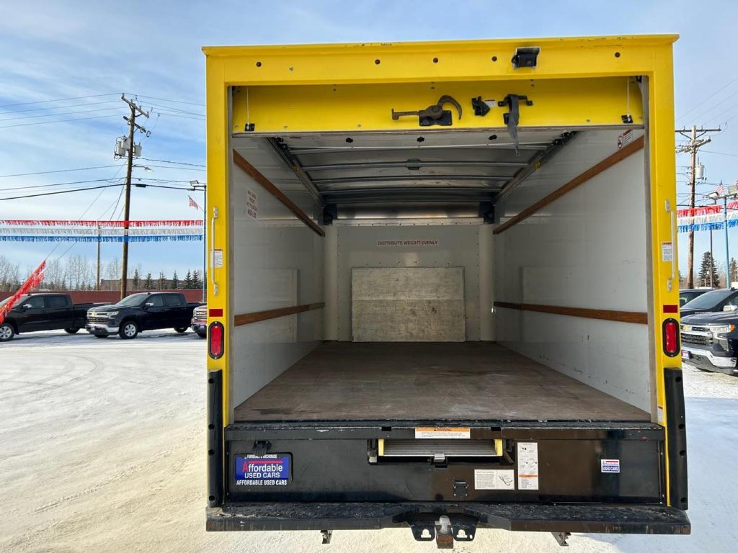 2022 YELLOW FORD ECONOLINE E350 SUPER DUTY CUTAWAY VAN (1FDWE3FK3ND) with an 7.3L engine, Automatic transmission, located at 2525 S. Cushman, Fairbanks, AK, 99701, (907) 452-5707, 64.824036, -147.712311 - Photo#5