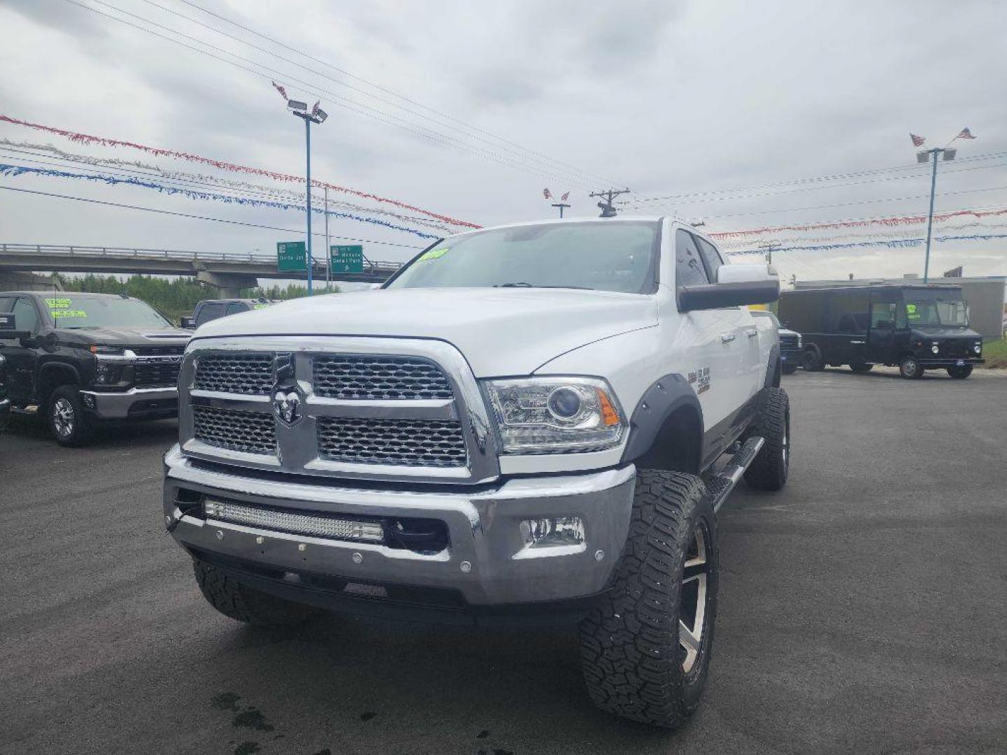 2018 WHITE RAM 2500 LARAMIE (3C6UR5NJ2JG) with an 6.4L engine, Automatic transmission, located at 2525 S. Cushman, Fairbanks, AK, 99701, (907) 452-5707, 64.824036, -147.712311 - Photo#4