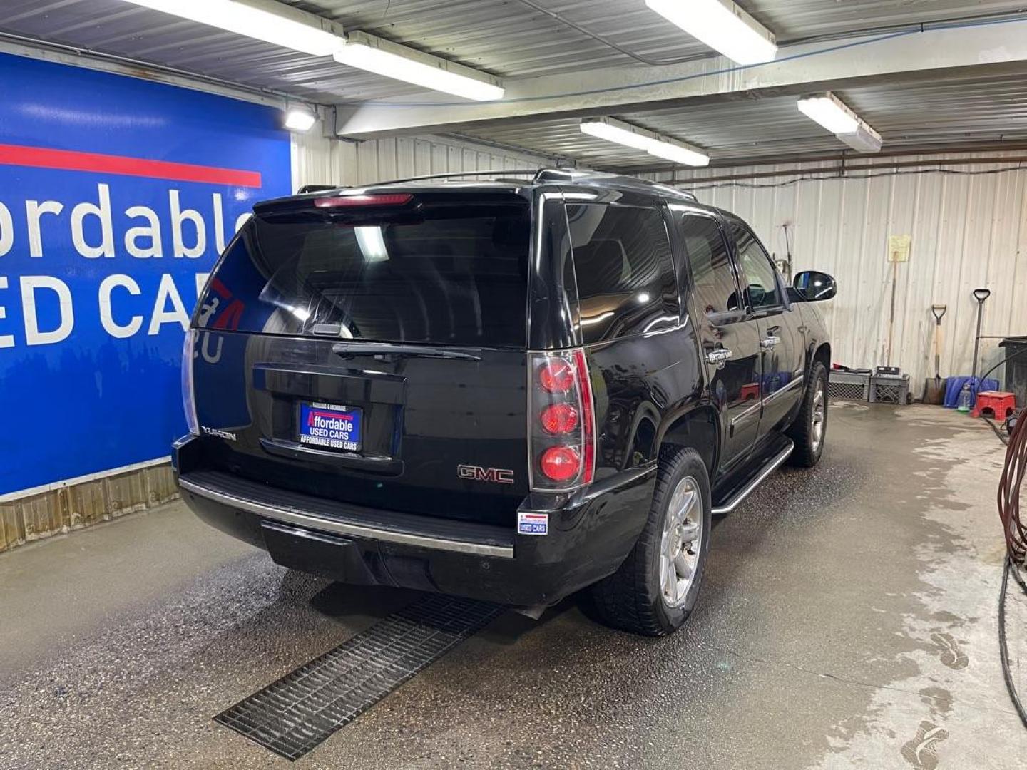 2013 BLACK GMC YUKON DENALI (1GKS2EEF6DR) with an 6.2L engine, Automatic transmission, located at 2525 S. Cushman, Fairbanks, AK, 99701, (907) 452-5707, 64.824036, -147.712311 - Photo#2