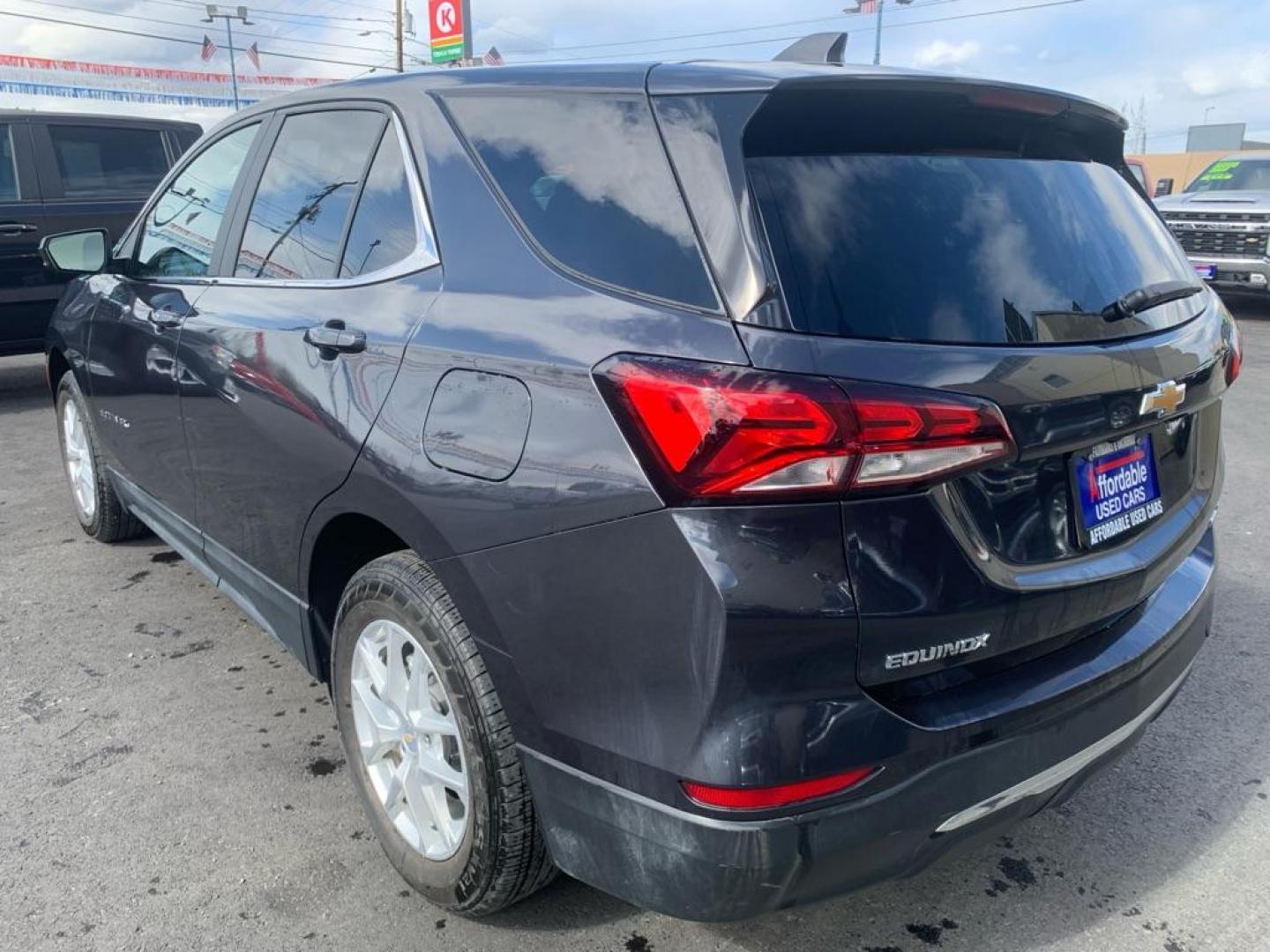 2022 GRAY CHEVROLET EQUINOX LT (2GNAXUEV9N6) with an 1.5L engine, Automatic transmission, located at 2525 S. Cushman, Fairbanks, AK, 99701, (907) 452-5707, 64.824036, -147.712311 - Photo#2