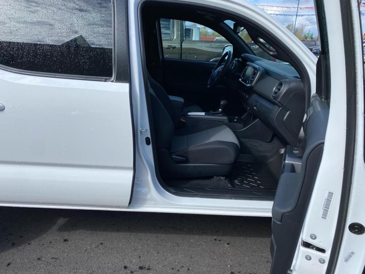 2022 WHITE TOYOTA TACOMA TRD DOUBLE CAB (3TMCZ5AN2NM) with an 3.5L engine, Automatic transmission, located at 2525 S. Cushman, Fairbanks, AK, 99701, (907) 452-5707, 64.824036, -147.712311 - Photo#4