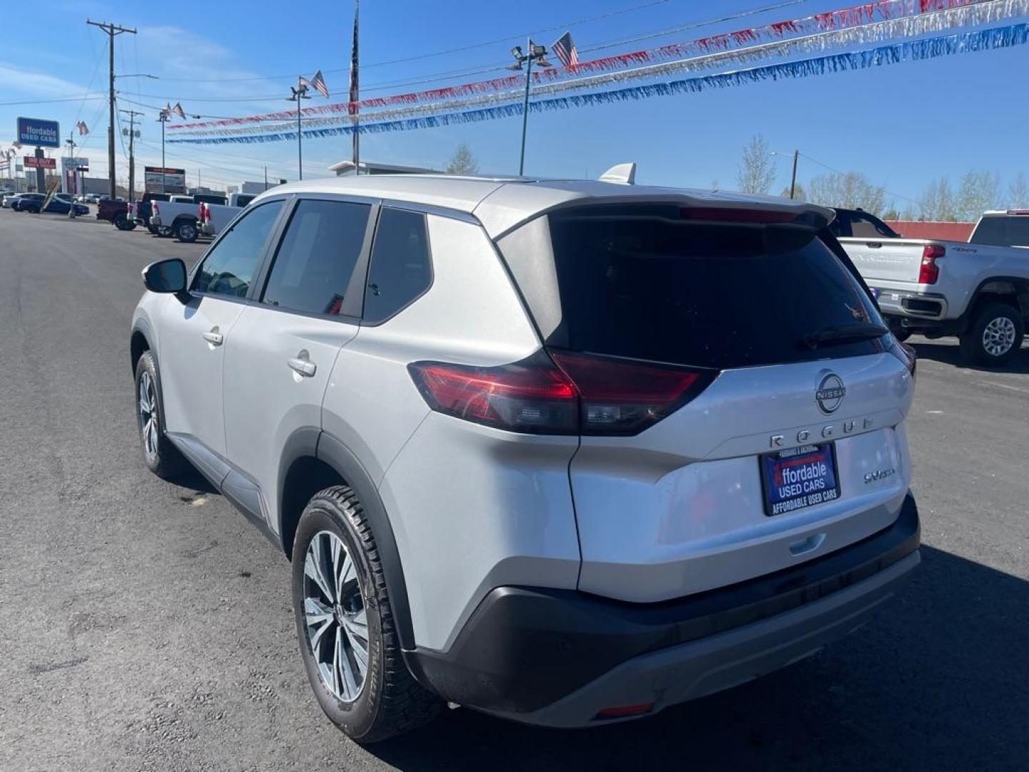 2022 SILVER NISSAN ROGUE SV (5N1BT3BB3NC) with an 1.5L engine, Automatic transmission, located at 2525 S. Cushman, Fairbanks, AK, 99701, (907) 452-5707, 64.824036, -147.712311 - Photo#2