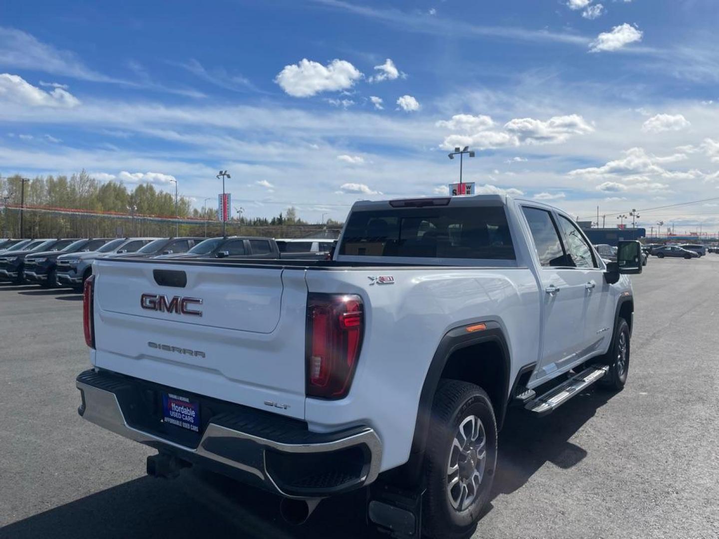 2022 WHITE GMC SIERRA 3500 SLT (1GT49UEY0NF) with an 6.6L engine, Automatic transmission, located at 2525 S. Cushman, Fairbanks, AK, 99701, (907) 452-5707, 64.824036, -147.712311 - Photo#3