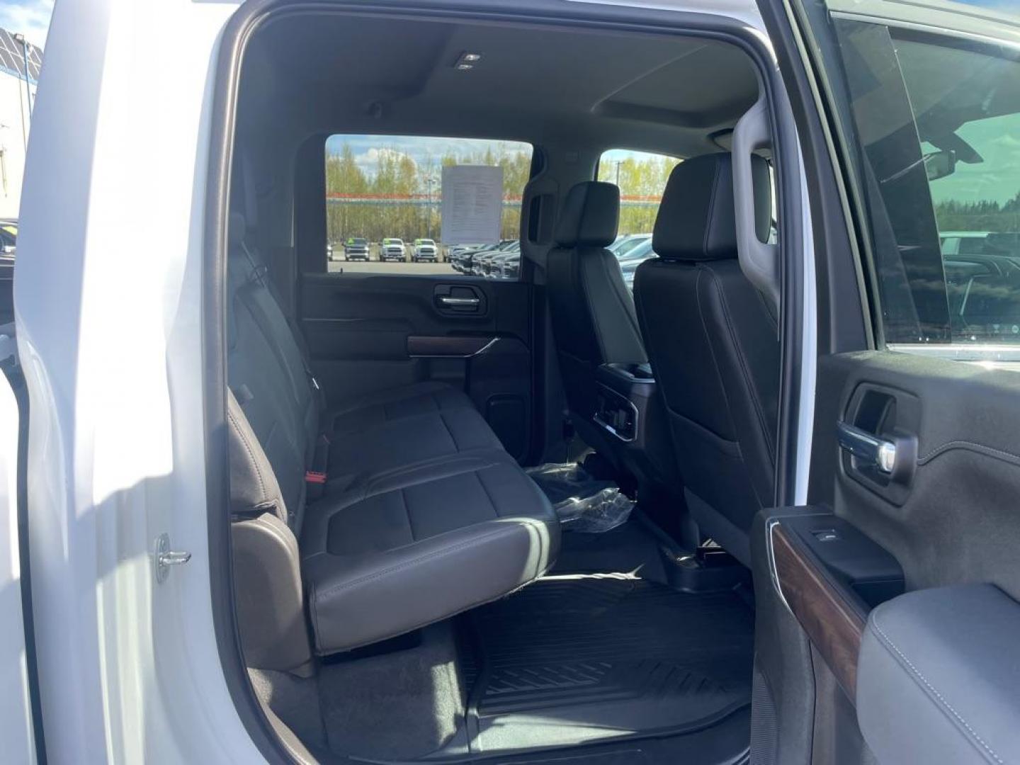 2022 WHITE GMC SIERRA 3500 SLT (1GT49UEY0NF) with an 6.6L engine, Automatic transmission, located at 2525 S. Cushman, Fairbanks, AK, 99701, (907) 452-5707, 64.824036, -147.712311 - Photo#4