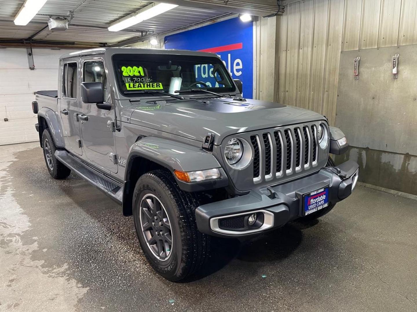 2021 GRAY JEEP GLADIATOR OVERLAND (1C6HJTFG5ML) with an 3.6L engine, Automatic transmission, located at 2525 S. Cushman, Fairbanks, AK, 99701, (907) 452-5707, 64.824036, -147.712311 - Photo#0