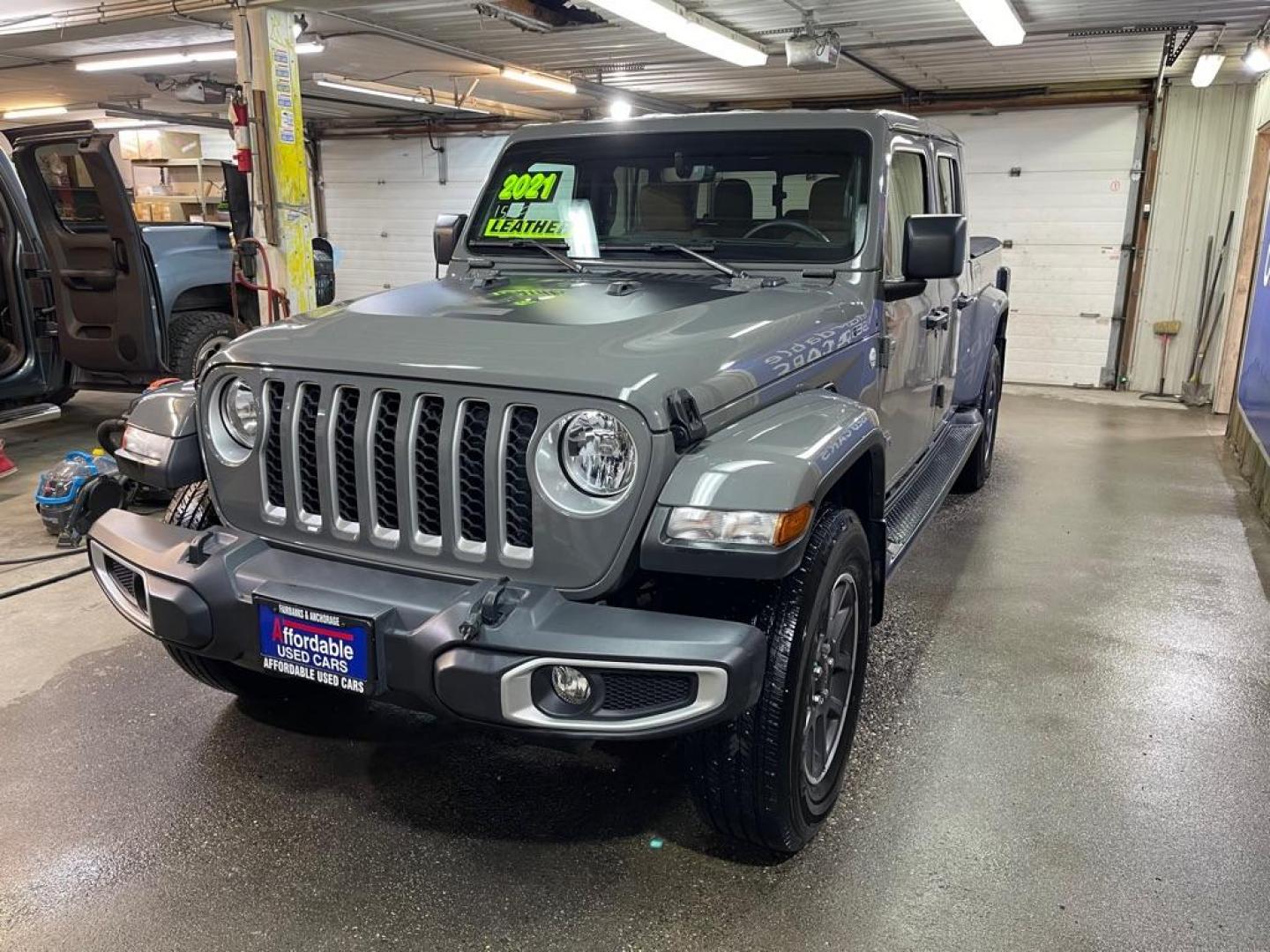 2021 GRAY JEEP GLADIATOR OVERLAND (1C6HJTFG5ML) with an 3.6L engine, Automatic transmission, located at 2525 S. Cushman, Fairbanks, AK, 99701, (907) 452-5707, 64.824036, -147.712311 - Photo#1