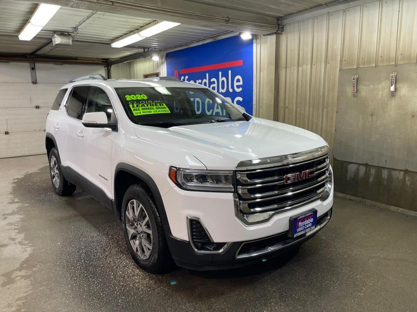 2020 WHITE GMC ACADIA SLT (1GKKNUL4XLZ) with an 2.0L engine, Automatic transmission, located at 2525 S. Cushman, Fairbanks, AK, 99701, (907) 452-5707, 64.824036, -147.712311 - Photo#0