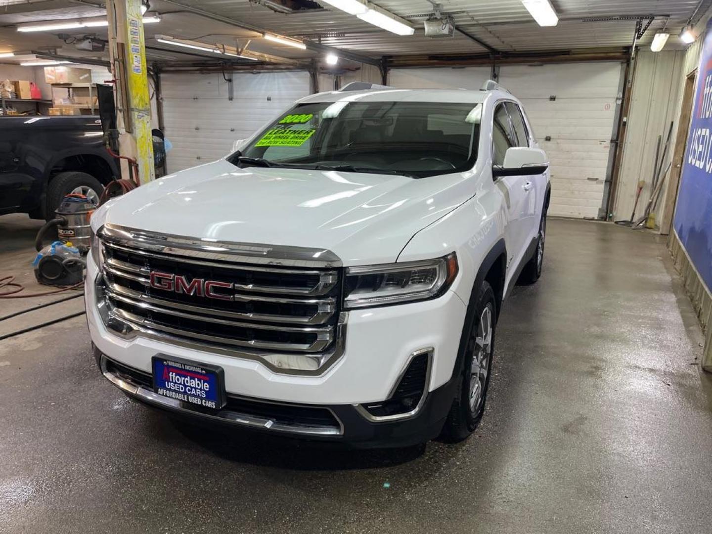 2020 WHITE GMC ACADIA SLT (1GKKNUL4XLZ) with an 2.0L engine, Automatic transmission, located at 2525 S. Cushman, Fairbanks, AK, 99701, (907) 452-5707, 64.824036, -147.712311 - Photo#1