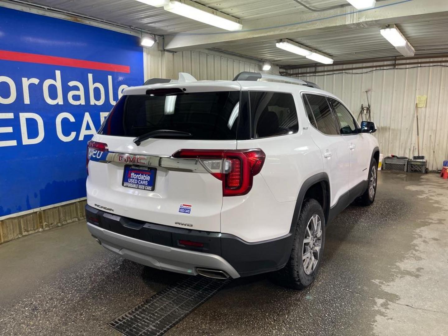 2020 WHITE GMC ACADIA SLT (1GKKNUL4XLZ) with an 2.0L engine, Automatic transmission, located at 2525 S. Cushman, Fairbanks, AK, 99701, (907) 452-5707, 64.824036, -147.712311 - Photo#2