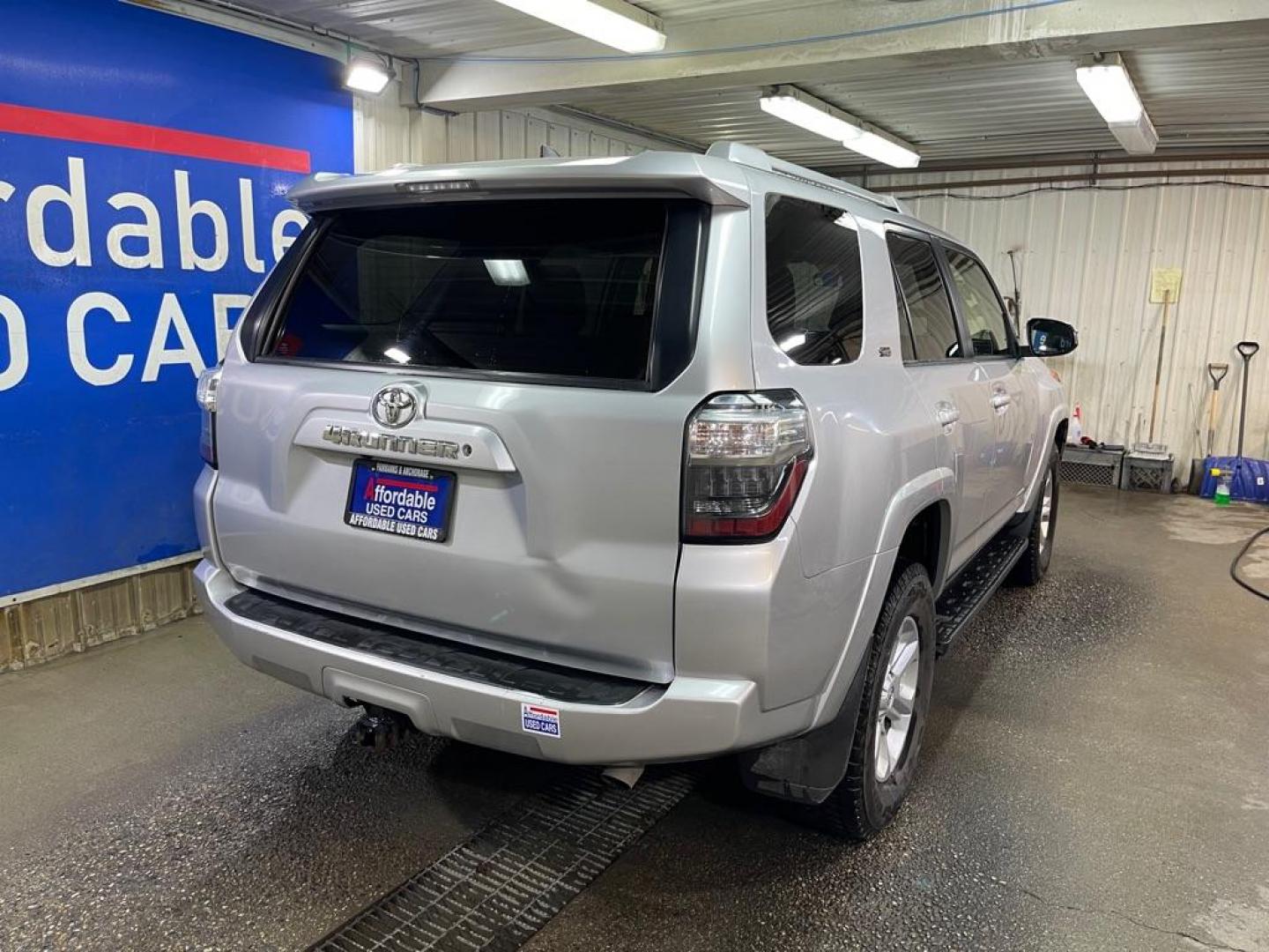 2017 SILVER TOYOTA 4RUNNER SR5/SR5 PREMIUM (JTEBU5JR7H5) with an 4.0L engine, Automatic transmission, located at 2525 S. Cushman, Fairbanks, AK, 99701, (907) 452-5707, 64.824036, -147.712311 - Photo#2