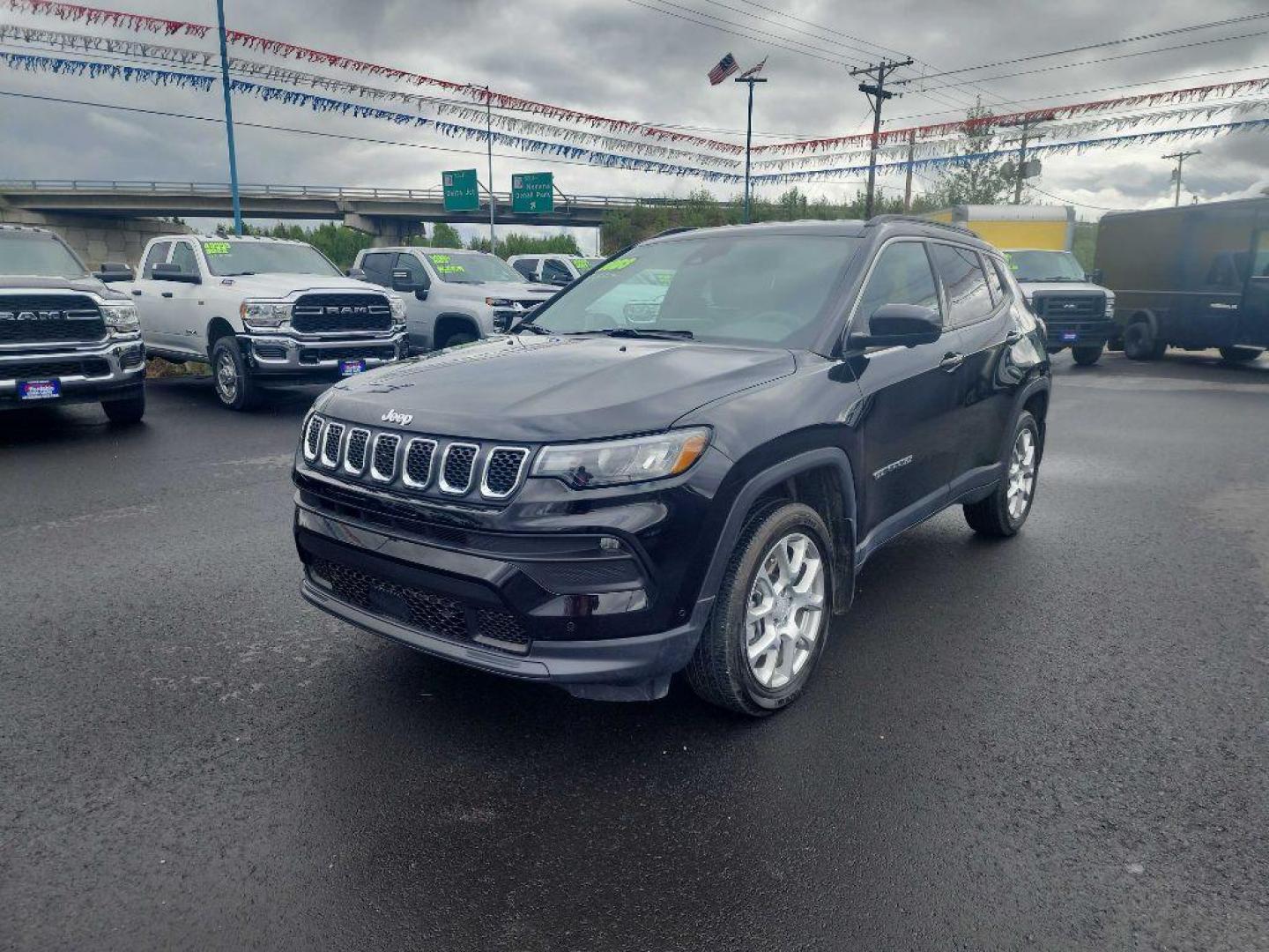 2023 BLACK JEEP COMPASS LATITUDE LUX (3C4NJDFN6PT) with an 2.0L engine, Automatic transmission, located at 2525 S. Cushman, Fairbanks, AK, 99701, (907) 452-5707, 64.824036, -147.712311 - Photo#4