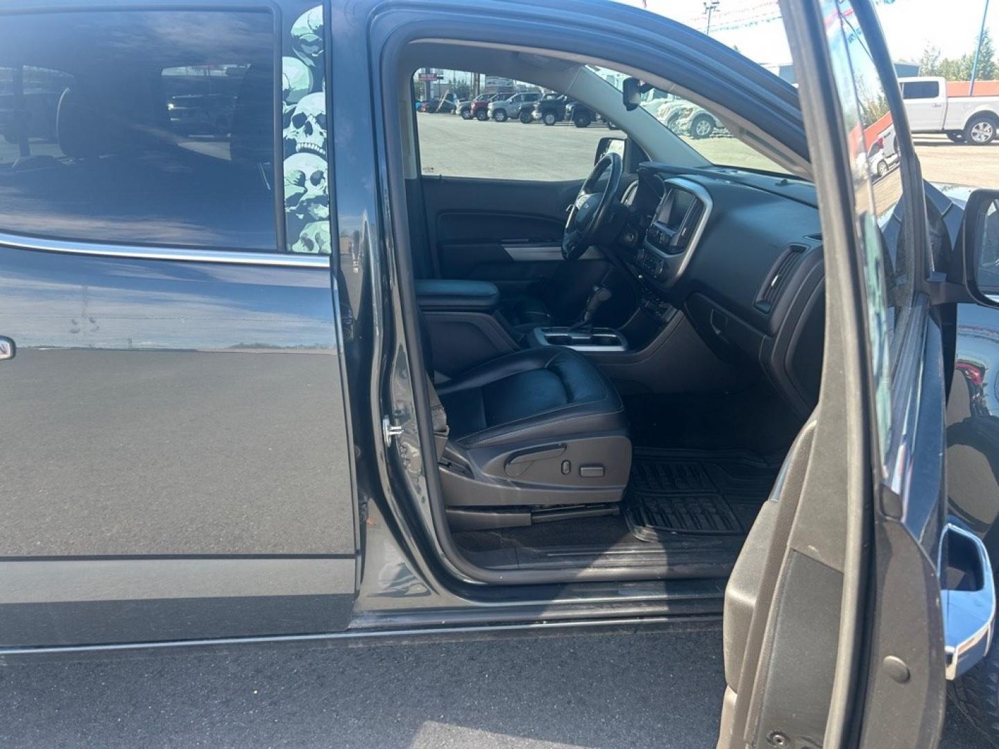 2017 GRAY CHEVROLET COLORADO LT (1GCGTCEN3H1) with an 3.6L engine, Automatic transmission, located at 2525 S. Cushman, Fairbanks, AK, 99701, (907) 452-5707, 64.824036, -147.712311- Photo#4