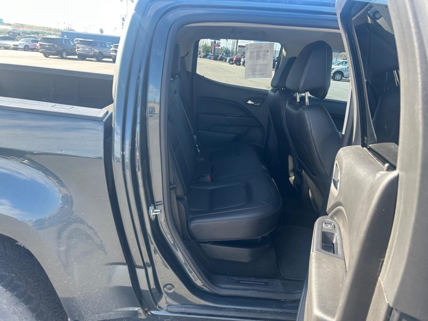 2017 GRAY CHEVROLET COLORADO LT (1GCGTCEN3H1) with an 3.6L engine, Automatic transmission, located at 2525 S. Cushman, Fairbanks, AK, 99701, (907) 452-5707, 64.824036, -147.712311- Photo#5