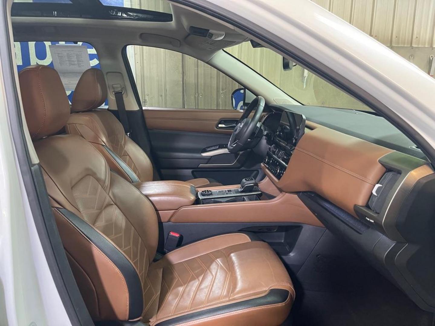 2022 WHITE NISSAN PATHFINDER PLATINUM (5N1DR3DK7NC) with an 3.5L engine, Automatic transmission, located at 2525 S. Cushman, Fairbanks, AK, 99701, (907) 452-5707, 64.824036, -147.712311 - Photo#3