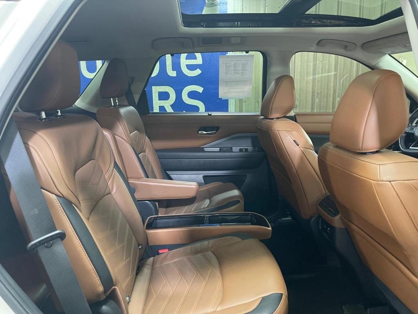 2022 WHITE NISSAN PATHFINDER PLATINUM (5N1DR3DK7NC) with an 3.5L engine, Automatic transmission, located at 2525 S. Cushman, Fairbanks, AK, 99701, (907) 452-5707, 64.824036, -147.712311 - Photo#4