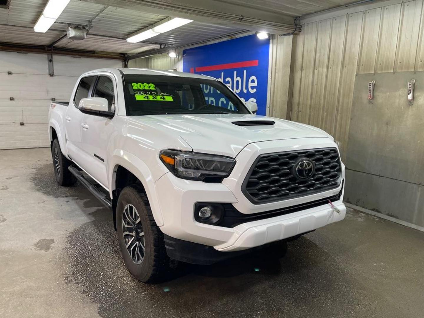 2022 WHITE TOYOTA TACOMA DOUBLE CAB (3TMCZ5AN7NM) with an 3.5L engine, Automatic transmission, located at 2525 S. Cushman, Fairbanks, AK, 99701, (907) 452-5707, 64.824036, -147.712311 - Photo#0