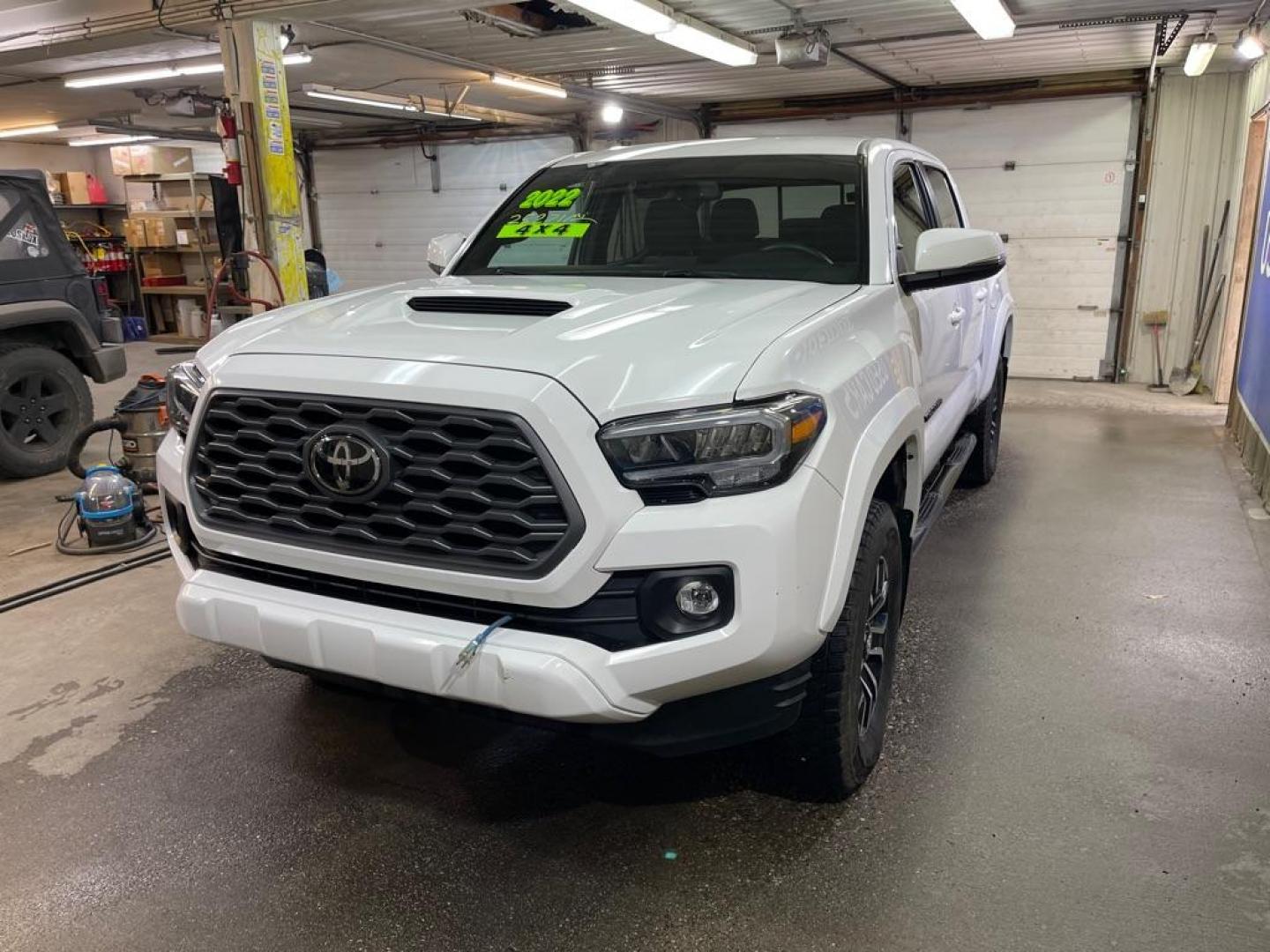 2022 WHITE TOYOTA TACOMA DOUBLE CAB (3TMCZ5AN7NM) with an 3.5L engine, Automatic transmission, located at 2525 S. Cushman, Fairbanks, AK, 99701, (907) 452-5707, 64.824036, -147.712311 - Photo#1