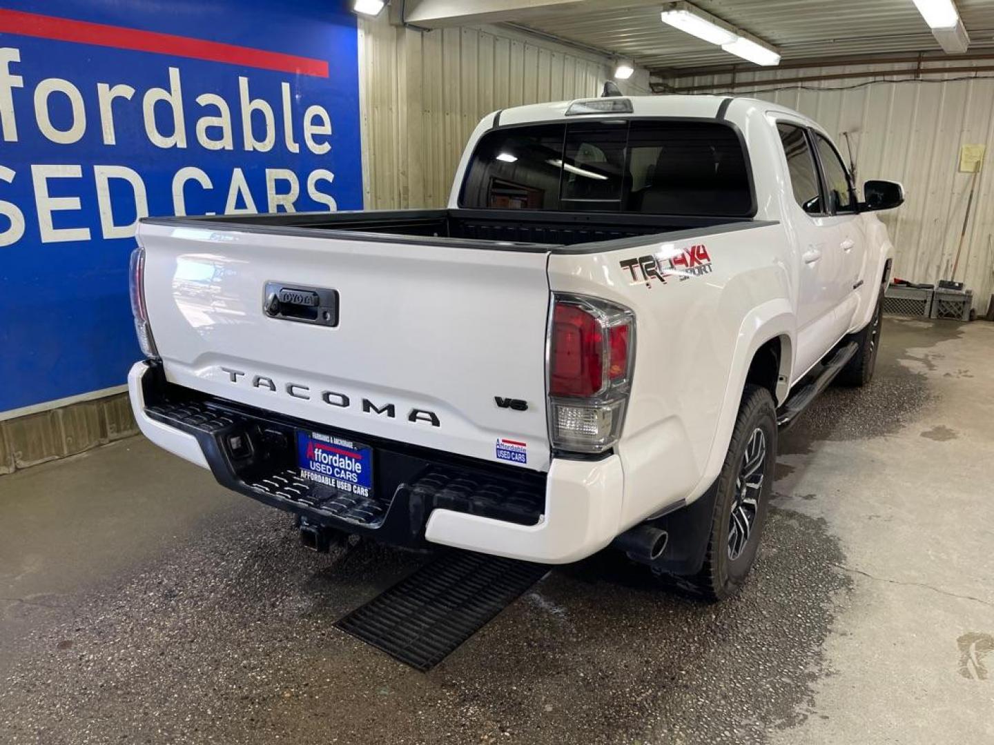 2022 WHITE TOYOTA TACOMA DOUBLE CAB (3TMCZ5AN7NM) with an 3.5L engine, Automatic transmission, located at 2525 S. Cushman, Fairbanks, AK, 99701, (907) 452-5707, 64.824036, -147.712311 - Photo#2