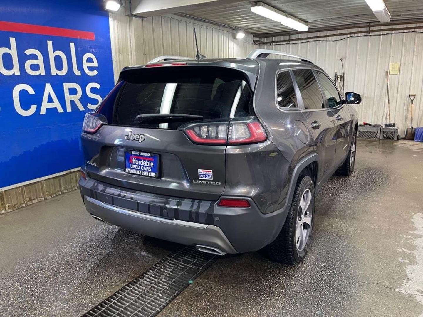 2019 GRAY JEEP CHEROKEE LIMITED (1C4PJMDX0KD) with an 3.2L engine, Automatic transmission, located at 2525 S. Cushman, Fairbanks, AK, 99701, (907) 452-5707, 64.824036, -147.712311 - Photo#2