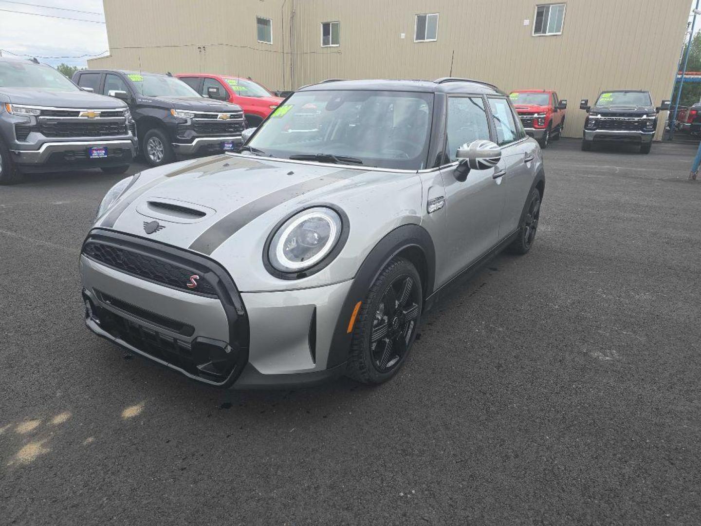 2024 SILVER MINI COOPER S (WMW53DK0XR2) with an 2.0L engine, Manual transmission, located at 2525 S. Cushman, Fairbanks, AK, 99701, (907) 452-5707, 64.824036, -147.712311 - Photo#5