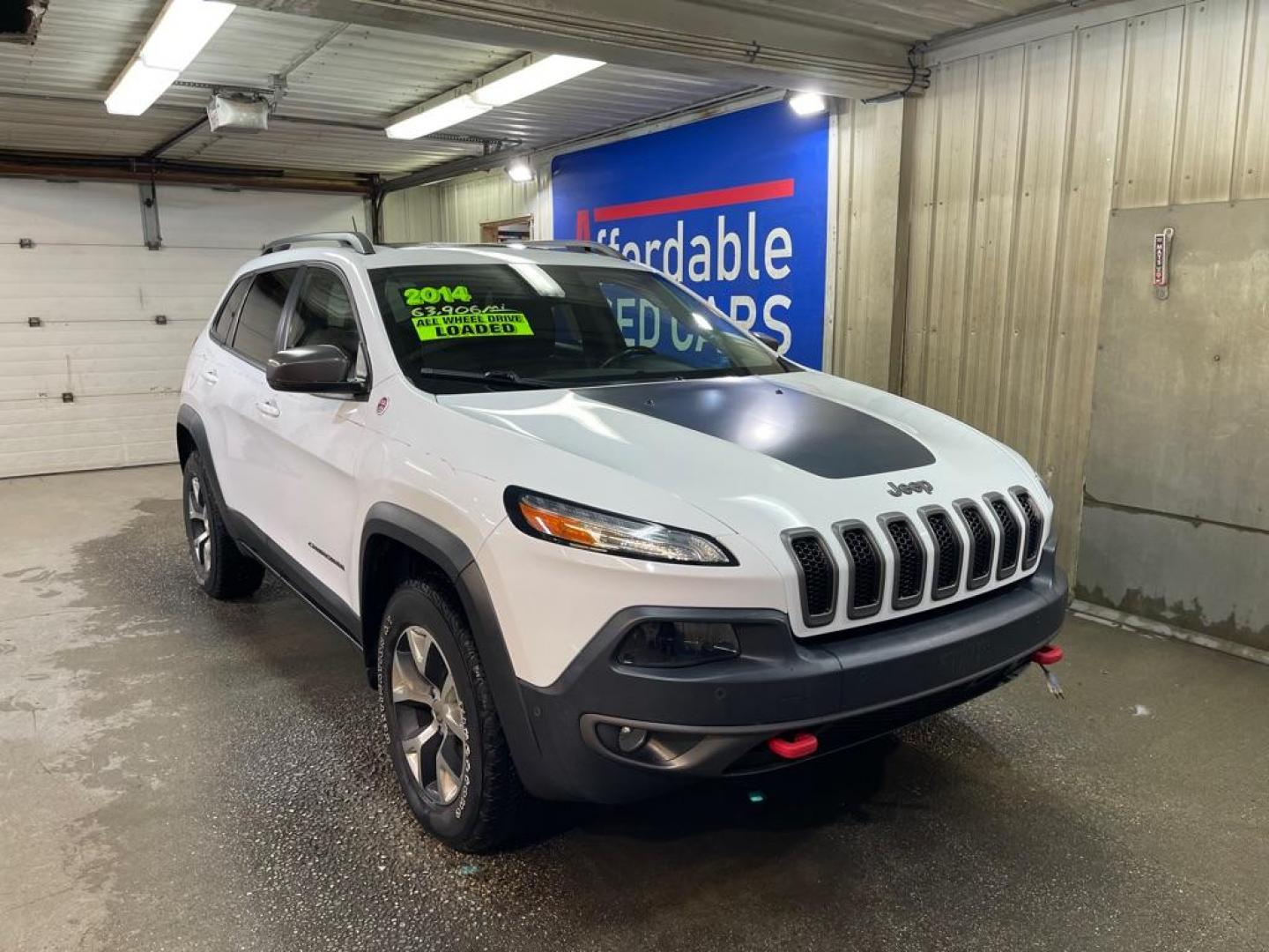 2014 WHITE JEEP CHEROKEE TRAILHAWK (1C4PJMBS0EW) with an 3.2L engine, Automatic transmission, located at 2525 S. Cushman, Fairbanks, AK, 99701, (907) 452-5707, 64.824036, -147.712311 - Photo#0