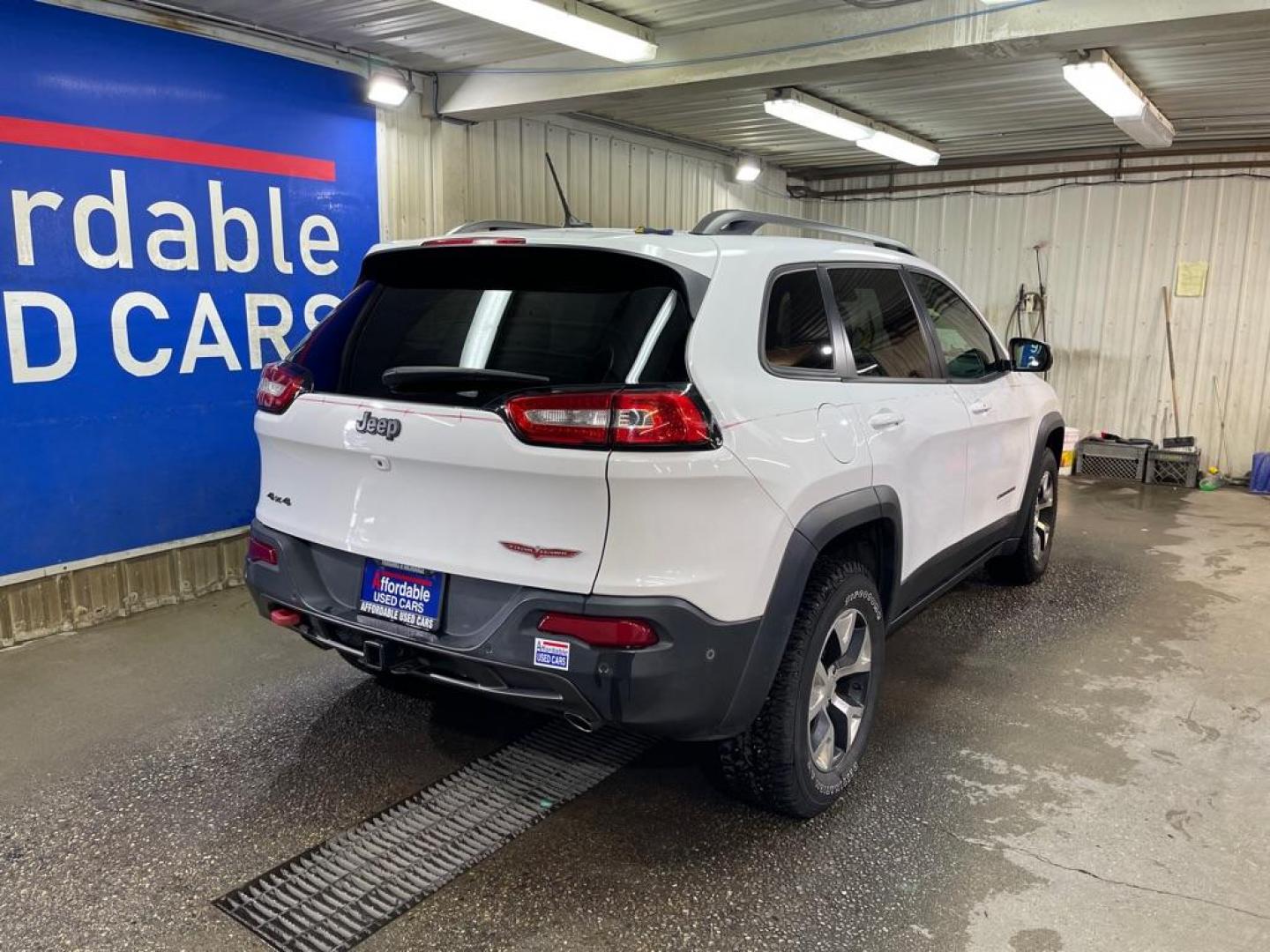 2014 WHITE JEEP CHEROKEE TRAILHAWK (1C4PJMBS0EW) with an 3.2L engine, Automatic transmission, located at 2525 S. Cushman, Fairbanks, AK, 99701, (907) 452-5707, 64.824036, -147.712311 - Photo#2