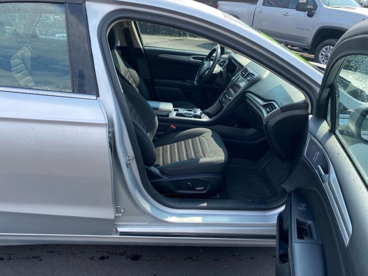 2019 SILVER FORD FUSION SE (3FA6P0T93KR) with an 2.0L engine, Automatic transmission, located at 2525 S. Cushman, Fairbanks, AK, 99701, (907) 452-5707, 64.824036, -147.712311 - Photo#4