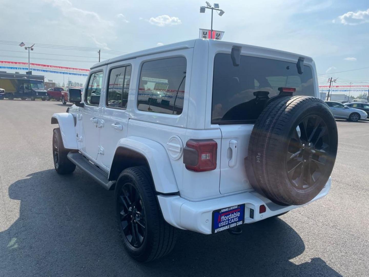 2022 WHITE JEEP WRANGLER UNLIMI SAHARA (1C4HJXEGXNW) with an 3.6L engine, Automatic transmission, located at 2525 S. Cushman, Fairbanks, AK, 99701, (907) 452-5707, 64.824036, -147.712311 - Photo#2