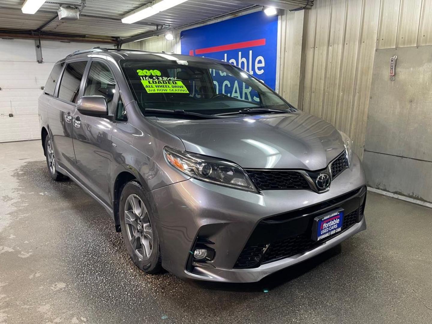 2019 GRAY TOYOTA SIENNA SE (5TDEZ3DCXKS) with an 3.5L engine, Automatic transmission, located at 2525 S. Cushman, Fairbanks, AK, 99701, (907) 452-5707, 64.824036, -147.712311 - Photo#0