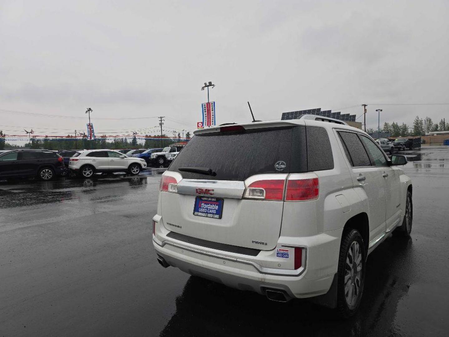 2017 WHITE GMC TERRAIN DENALI (2GKFLVE38H6) with an 3.6L engine, Automatic transmission, located at 2525 S. Cushman, Fairbanks, AK, 99701, (907) 452-5707, 64.824036, -147.712311 - Photo#2