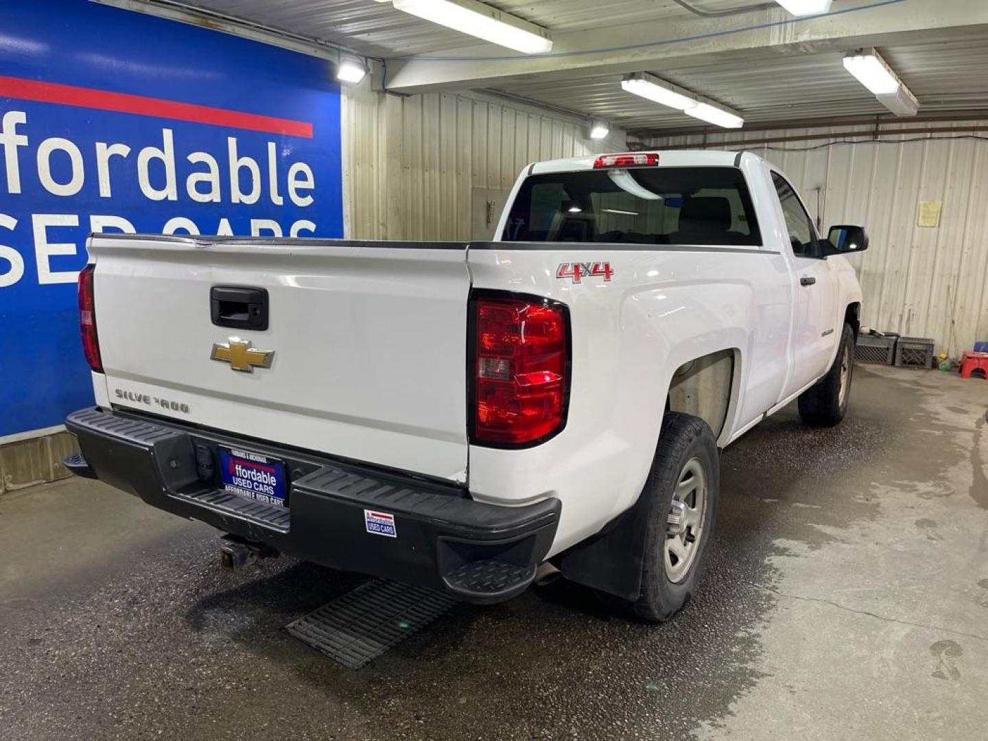 2017 WHITE CHEVROLET SILVERADO 1500 (1GCNKNEH3HZ) with an 4.3L engine, Automatic transmission, located at 2525 S. Cushman, Fairbanks, AK, 99701, (907) 452-5707, 64.824036, -147.712311 - Photo#2