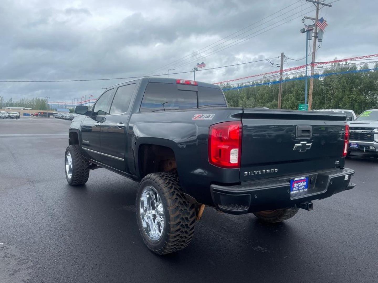 2017 GRAY CHEVROLET SILVERADO 1500 LTZ (3GCUKSEC0HG) with an 5.3L engine, Automatic transmission, located at 2525 S. Cushman, Fairbanks, AK, 99701, (907) 452-5707, 64.824036, -147.712311 - Photo#2