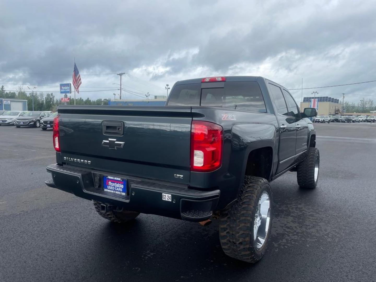 2017 GRAY CHEVROLET SILVERADO 1500 LTZ (3GCUKSEC0HG) with an 5.3L engine, Automatic transmission, located at 2525 S. Cushman, Fairbanks, AK, 99701, (907) 452-5707, 64.824036, -147.712311 - Photo#3