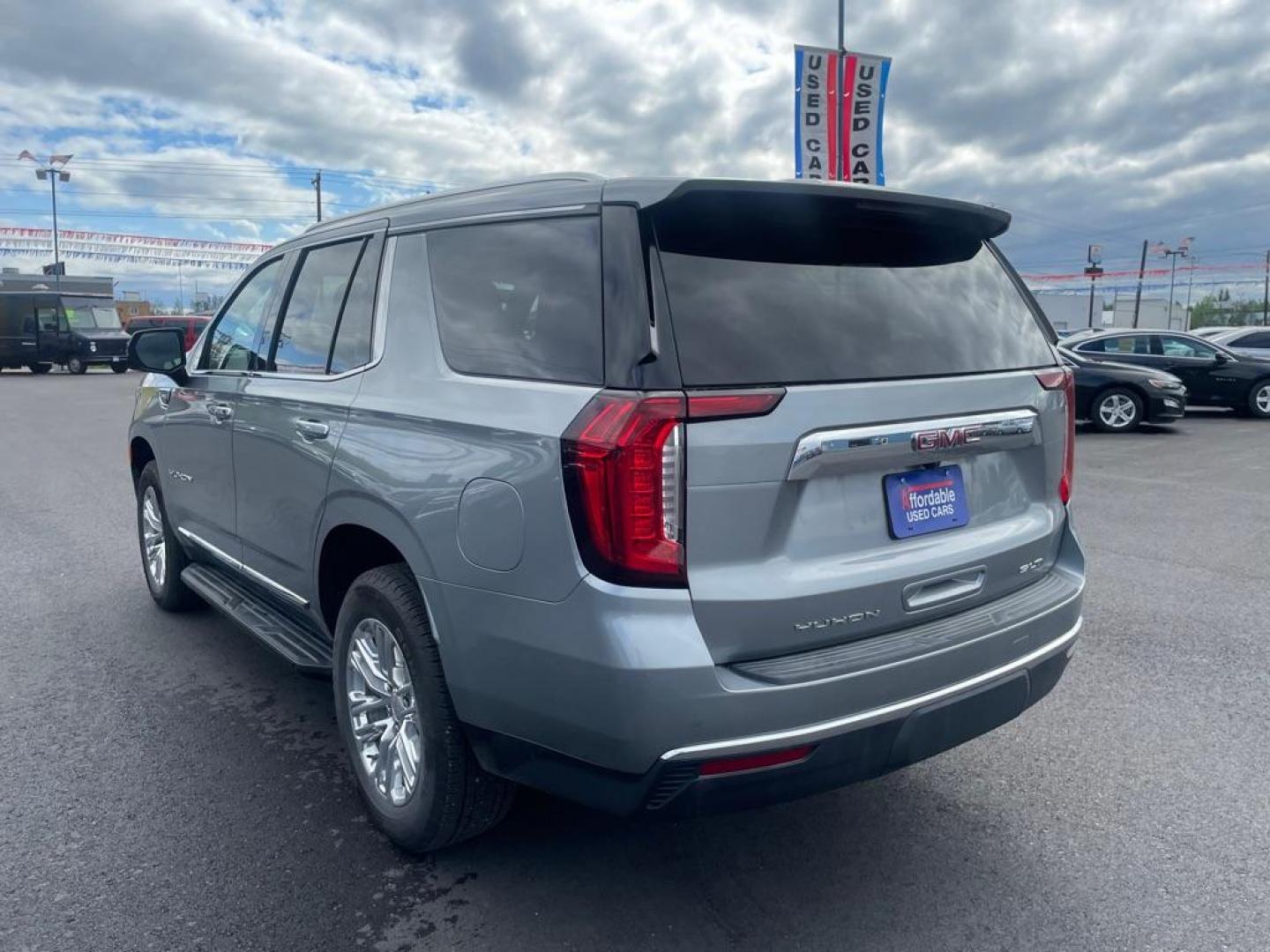 2024 GRAY GMC YUKON SLT (1GKS2BKD0RR) with an 5.3L engine, Automatic transmission, located at 2525 S. Cushman, Fairbanks, AK, 99701, (907) 452-5707, 64.824036, -147.712311 - Photo#2