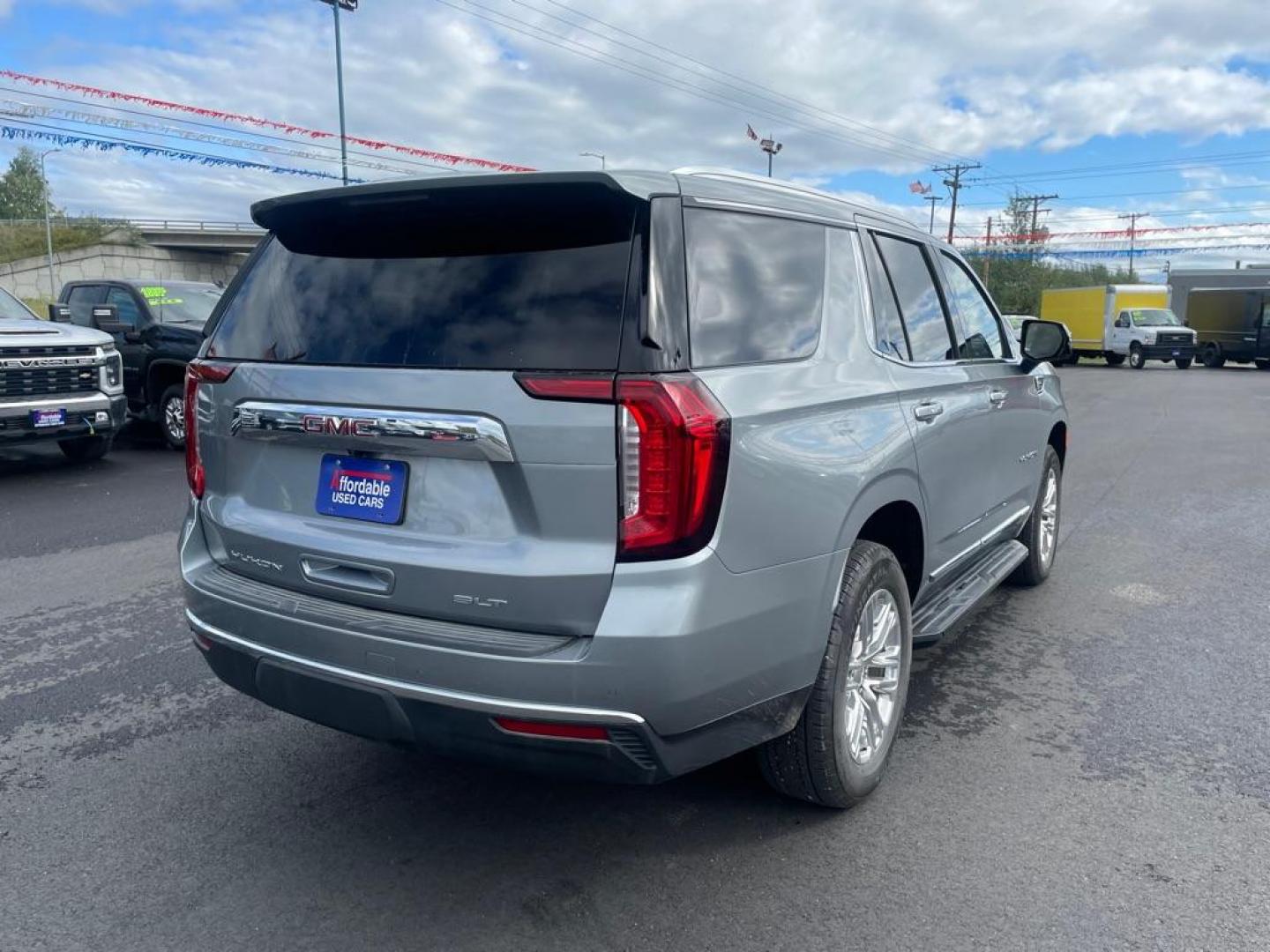 2024 GRAY GMC YUKON SLT (1GKS2BKD0RR) with an 5.3L engine, Automatic transmission, located at 2525 S. Cushman, Fairbanks, AK, 99701, (907) 452-5707, 64.824036, -147.712311 - Photo#3