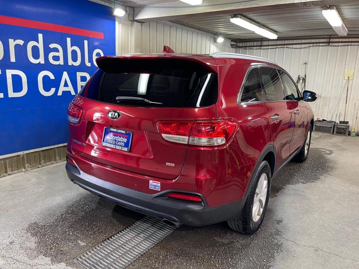 2018 RED KIA SORENTO LX (5XYPG4A32JG) with an 2.4L engine, Automatic transmission, located at 2525 S. Cushman, Fairbanks, AK, 99701, (907) 452-5707, 64.824036, -147.712311 - Photo#2