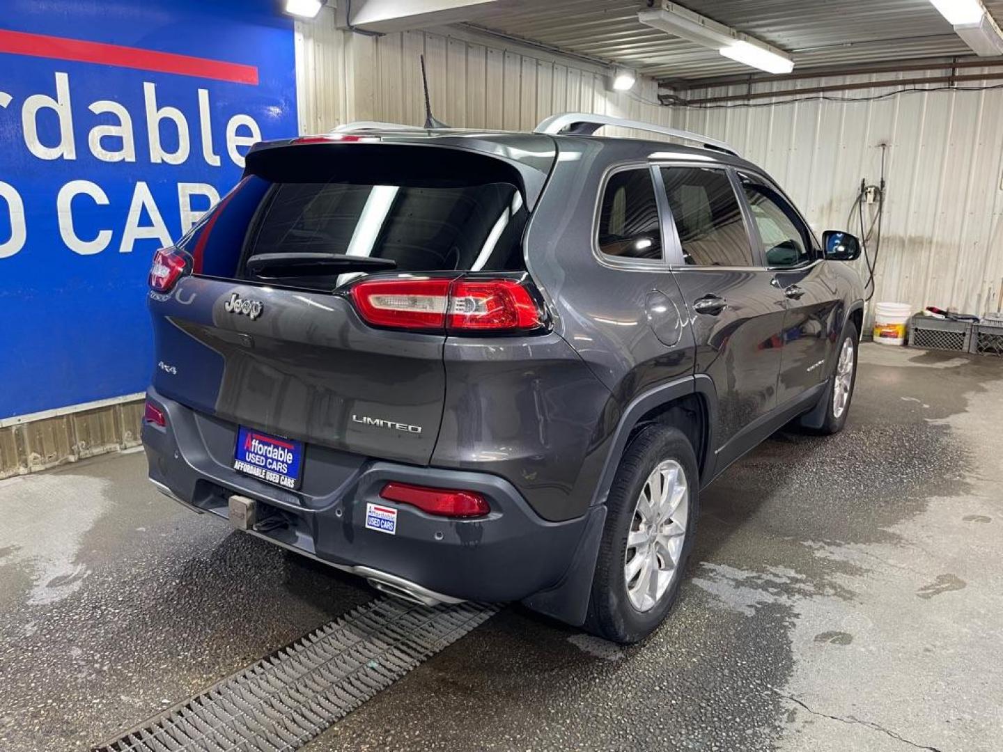 2016 GRAY JEEP CHEROKEE LIMITED (1C4PJMDS6GW) with an 3.2L engine, Automatic transmission, located at 2525 S. Cushman, Fairbanks, AK, 99701, (907) 452-5707, 64.824036, -147.712311 - Photo#2