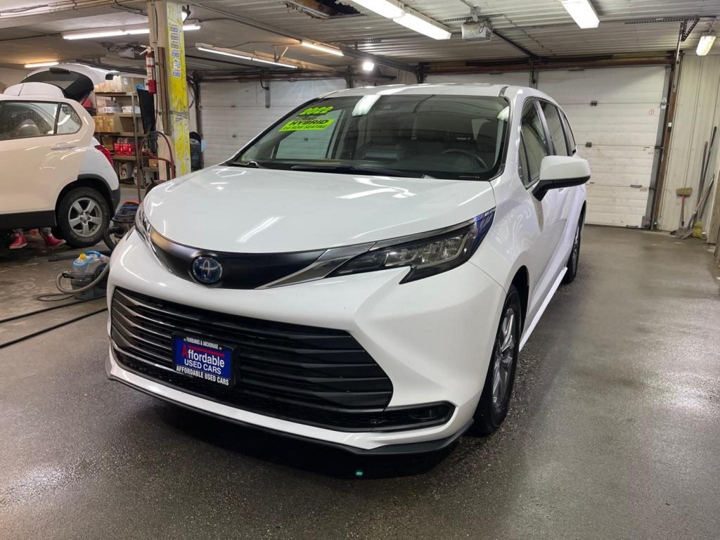 2022 WHITE TOYOTA SIENNA LE LE (5TDKRKEC6NS) with an 2.5L engine, Continuously Variable transmission, located at 2525 S. Cushman, Fairbanks, AK, 99701, (907) 452-5707, 64.824036, -147.712311 - Photo#1