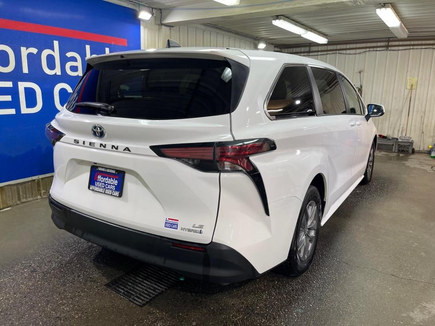 2022 WHITE TOYOTA SIENNA LE LE (5TDKRKEC6NS) with an 2.5L engine, Continuously Variable transmission, located at 2525 S. Cushman, Fairbanks, AK, 99701, (907) 452-5707, 64.824036, -147.712311 - Photo#2